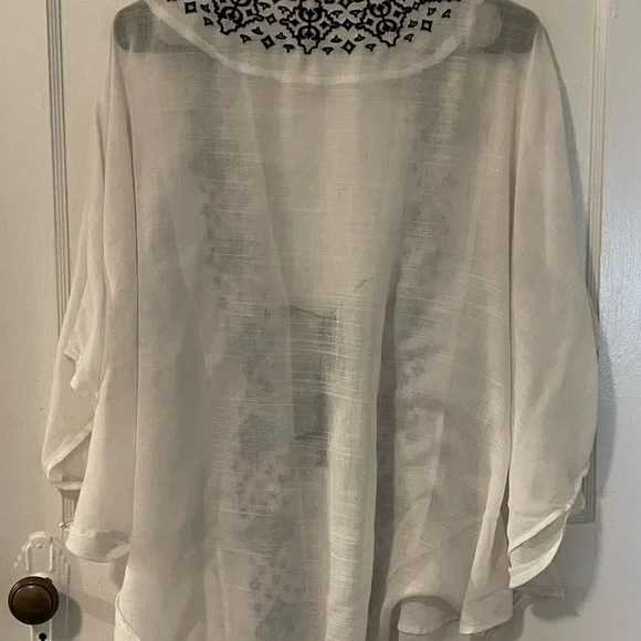 Steve Madden White Kimono with Black Embroidery - Picture 3 of 4
